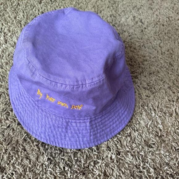 Lavender bucket hat trash girl - Picture 4 of 4